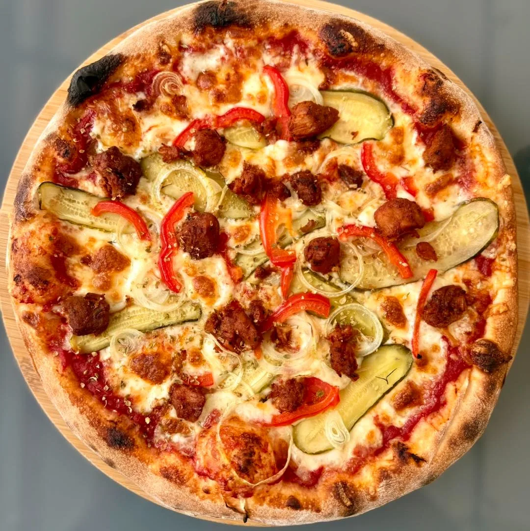 Staromiejska Pizzeria-Restauracja Pyrzyce — dania i wnętrze