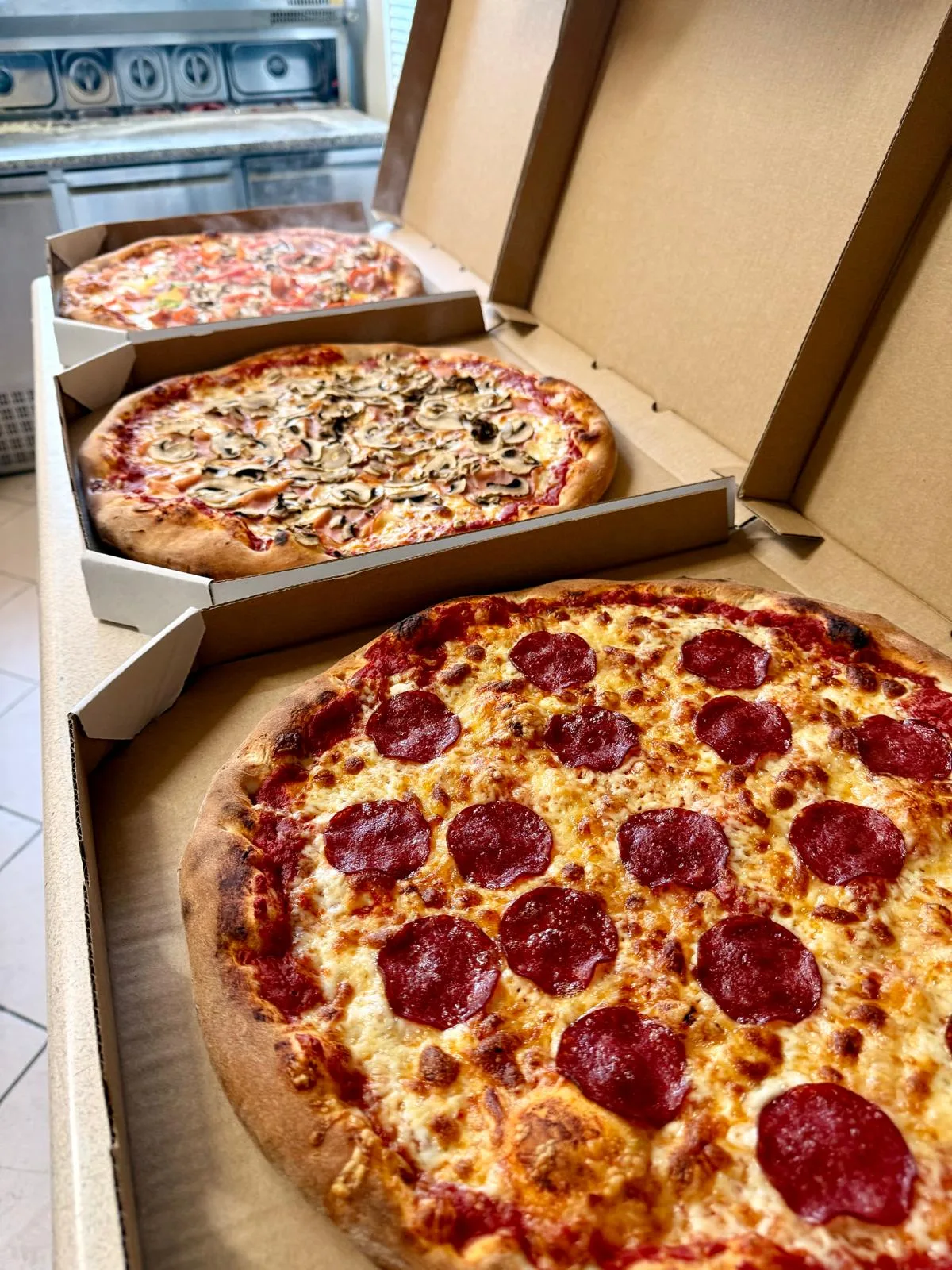 Staromiejska Pizzeria-Restauracja Pyrzyce — dania i wnętrze