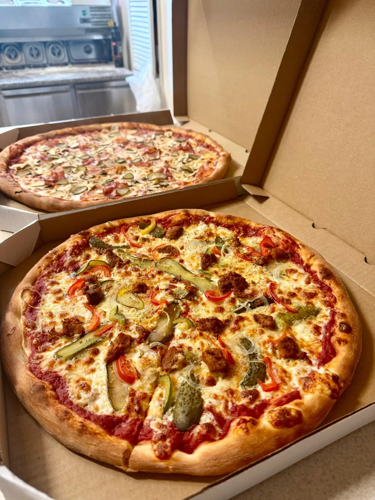 Staromiejska Pizzeria-Restauracja Pyrzyce — dania i wnętrze