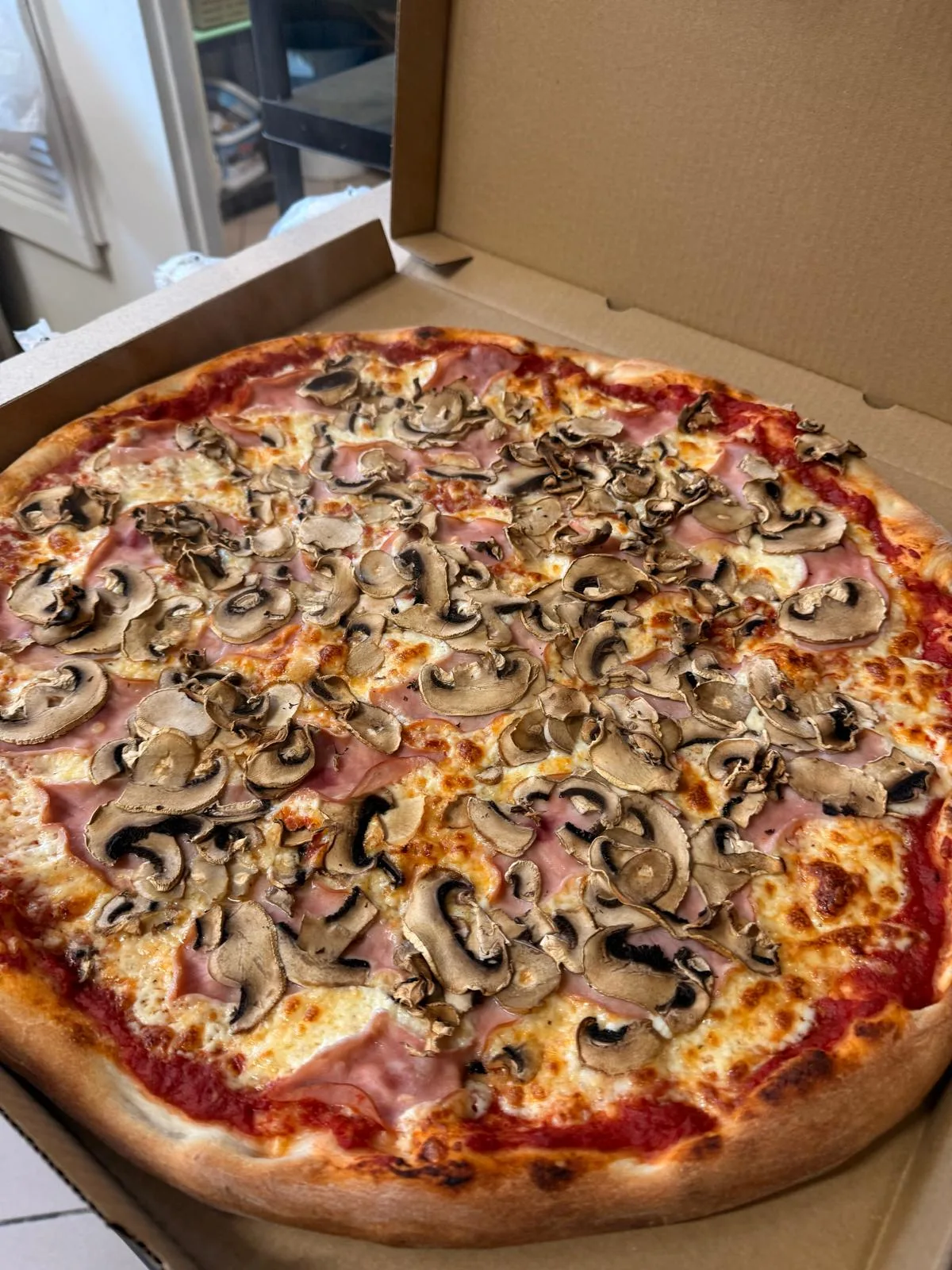 Staromiejska Pizzeria-Restauracja Pyrzyce — dania i wnętrze