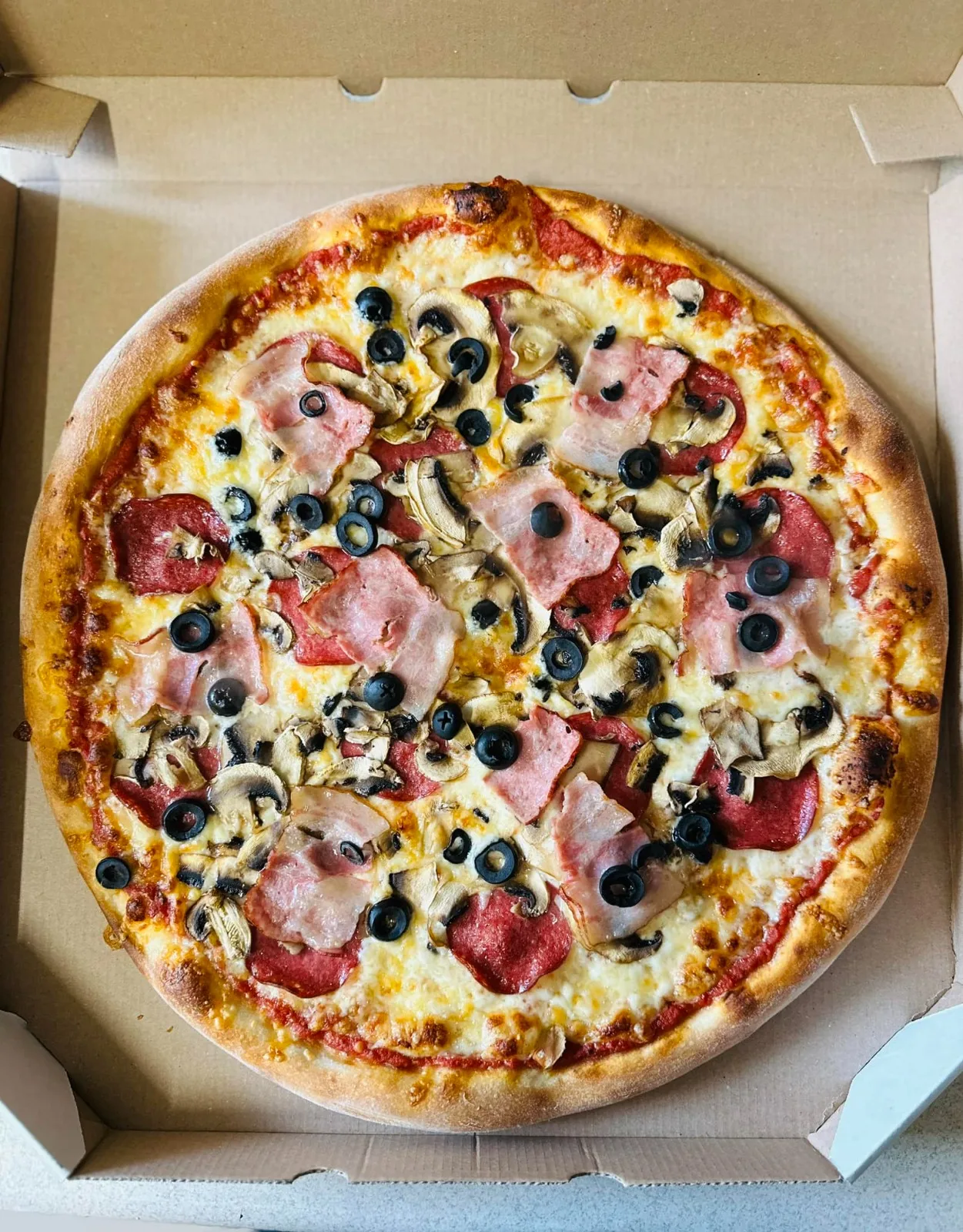 Staromiejska Pizzeria-Restauracja Pyrzyce — dania i wnętrze