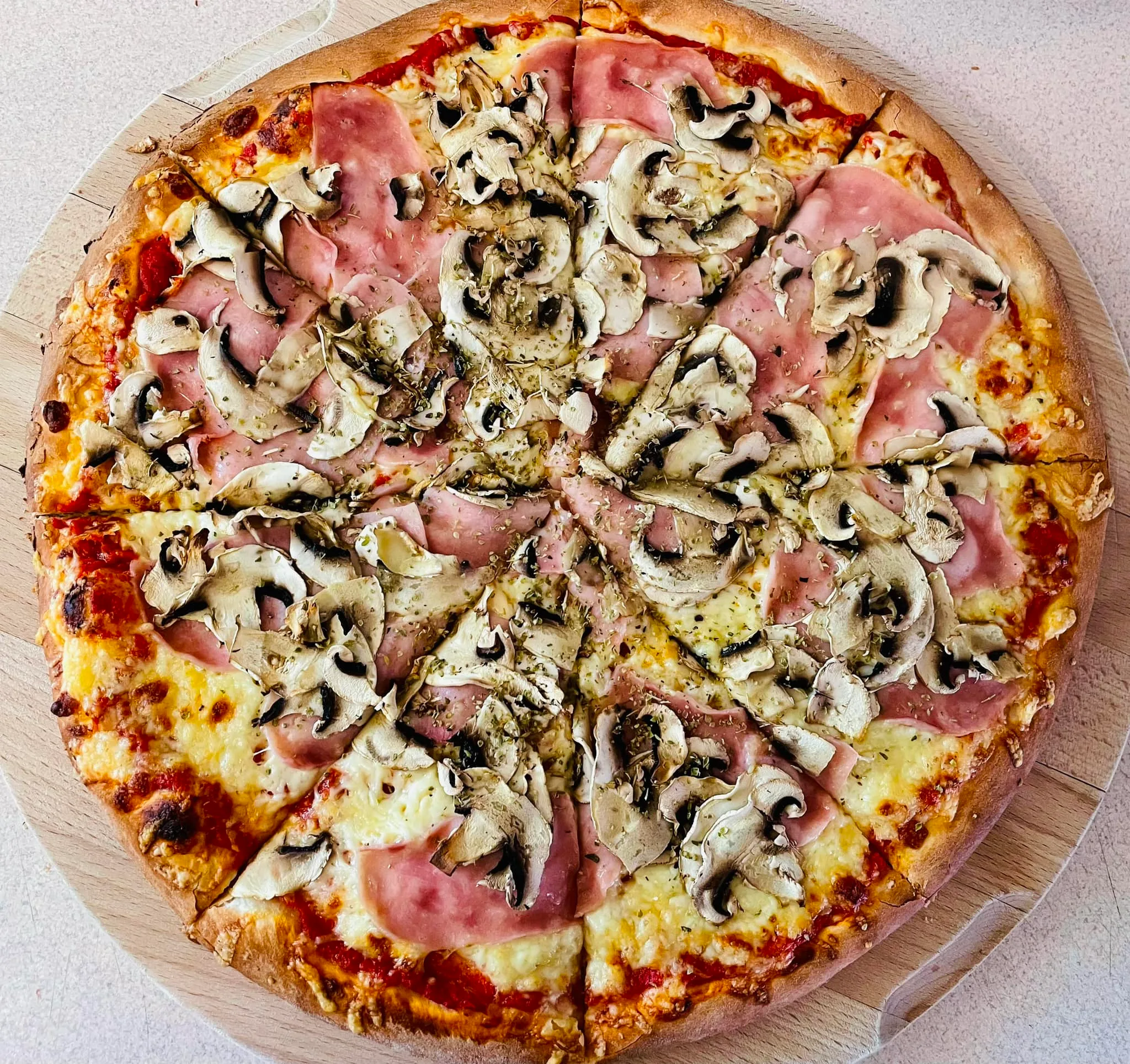 Staromiejska Pizzeria-Restauracja Pyrzyce — dania i wnętrze